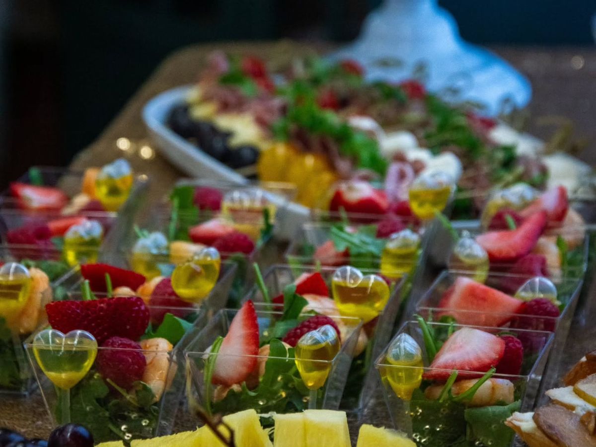 Little salad cups with fresh berries